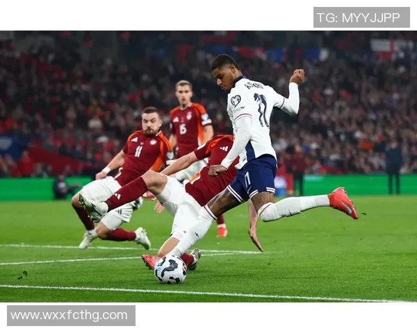 球星积极捐款助力世界杯足球比赛推动社会公益事业发展